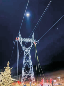 夜间电力抢修现场